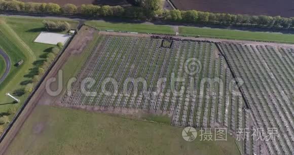 未完成的太阳能板场的空中景观