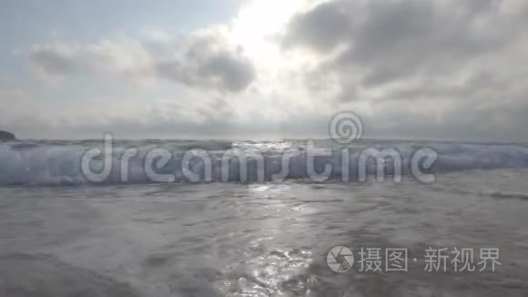 海滩上海浪的地面水平视图视频