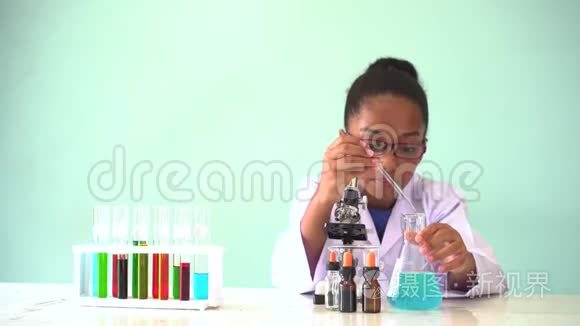 年轻的非裔美国人做化学实验视频