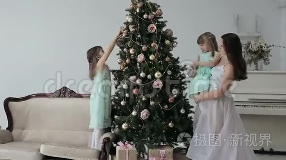 母女俩用玩具装饰新年树视频
