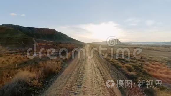 沙漠砾石路上的日出或日落视频