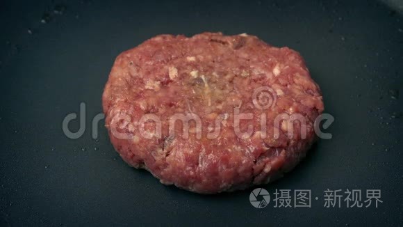 牛肉汉堡翻转在潘视频