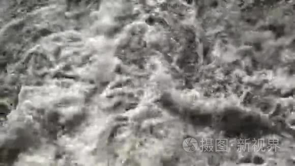 湍流涌水在大坝底部喷射视频