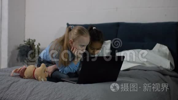 可爱的多种族女孩上网笔记本电脑