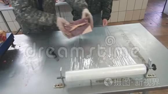 男人用玻璃纸包肉视频