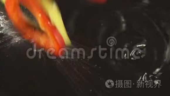 辣椒片掉进水里视频