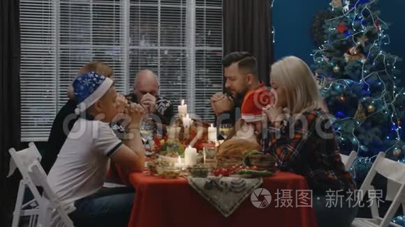家人在庆祝圣诞节时祈祷视频