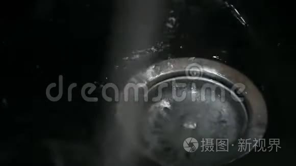 水从排水沟里流下来视频