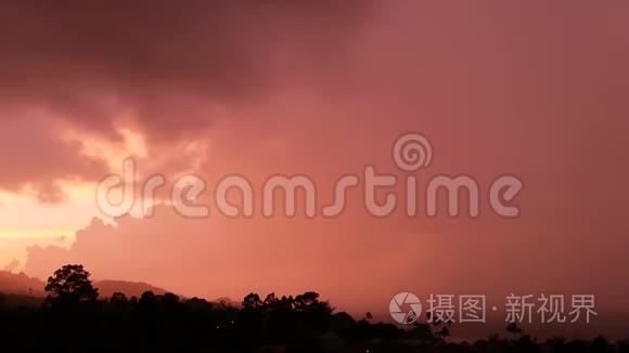 雄伟的热带紫色夏季，夕阳在海面上，群山的轮廓。 戏剧性黄昏的空中景色