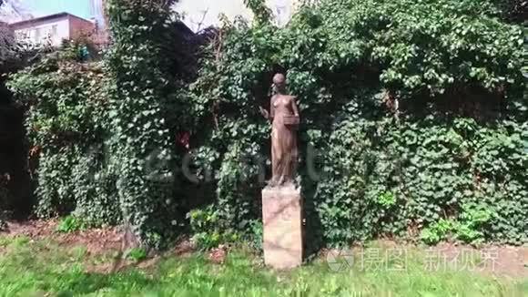 年轻女孩的旧雕塑视频