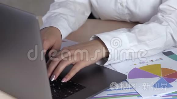 女企业家打字手提电脑阅读视频