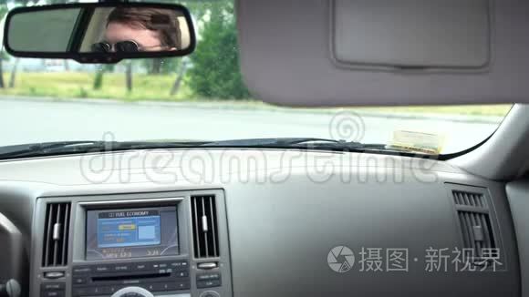 一个女人在一辆汽车上放下面罩视频