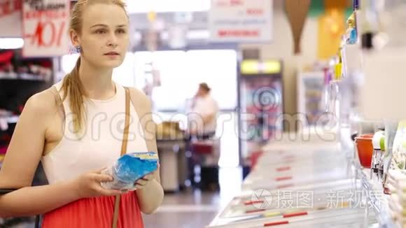 在超市买产品的年轻女子