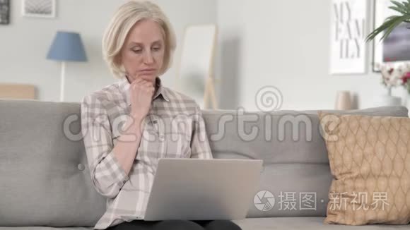 老女人思考和工作笔记本电脑视频