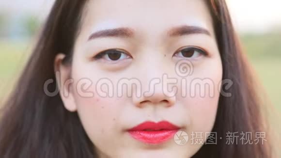 闭上亚洲年轻女性的眼睛健康视频