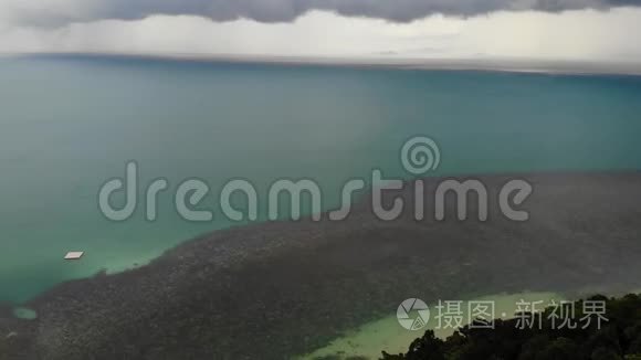 在热带岛屿上空盘旋。 灰色多云的天空，绿色的手掌在苏梅岛潮湿的季节在泰国。 视图