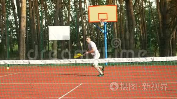 男网球运动员在比赛中失球视频