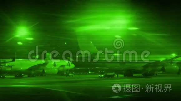 夜视飞机出租车经过机场视频