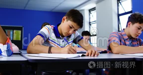 学生在教室学习