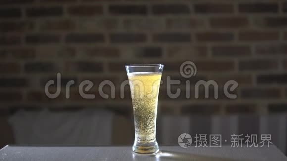 盛满啤酒的玻璃杯