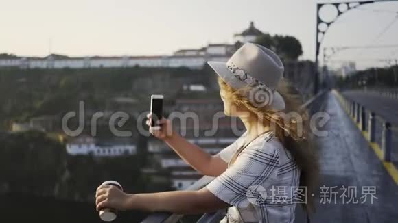 戴帽子穿衣服的女士在桥上自拍视频