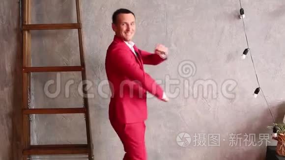 一个穿红色西装的快乐男人跳舞视频