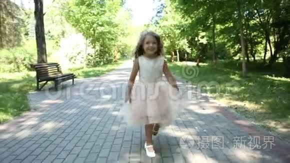 穿着衣服的小女孩在夏天的公园里奔跑跳跃