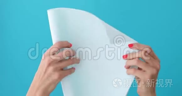 女性手中白纸上的手指点视频