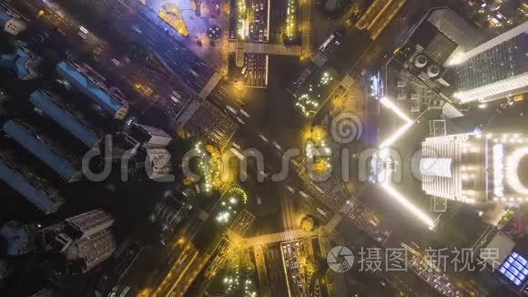 中国上海夜间公路交叉口。 高空垂直俯视图