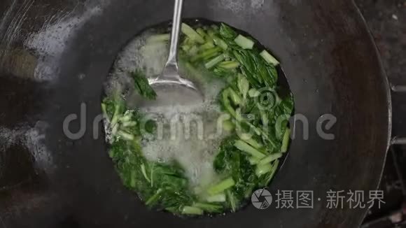 烹饪炒菜。 做饭。 在炒锅里煮亚洲食物。 厨师在锅里煮蔬菜。 街头美食。 厨师