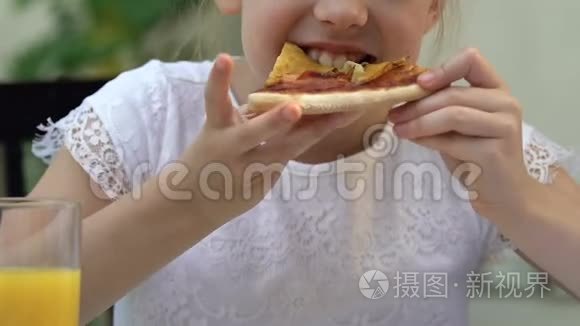 女孩吃陈腐的油炸披萨，不健康的垃圾食品，肥胖的风险