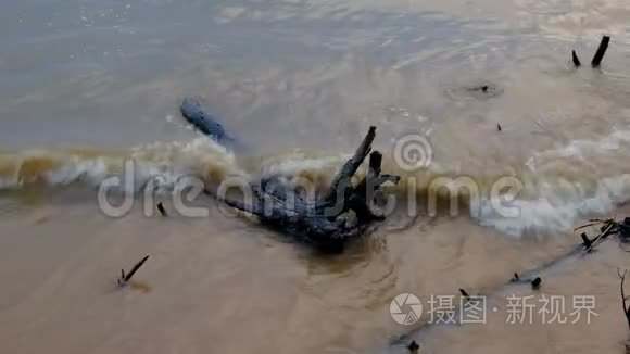 海浪冲刷海岸上的障碍视频