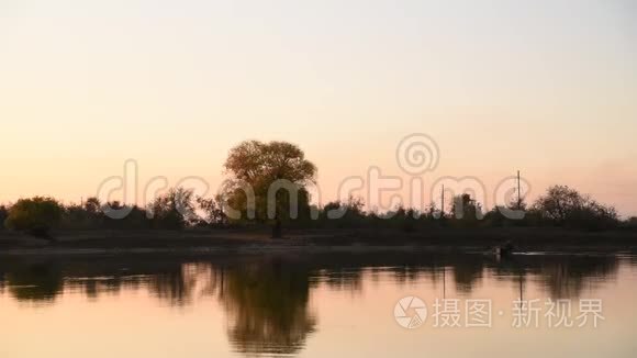 一个年轻人在木船上的桨上游泳