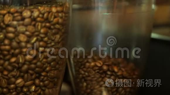 咖啡机里的咖啡豆视频