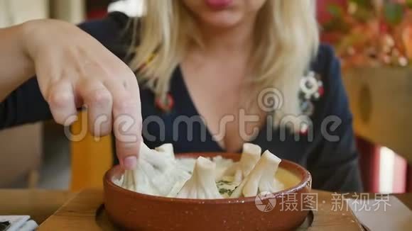 格鲁吉亚菜。 金发碧眼的人在奶油酱里吃Khinkali。 慢动作