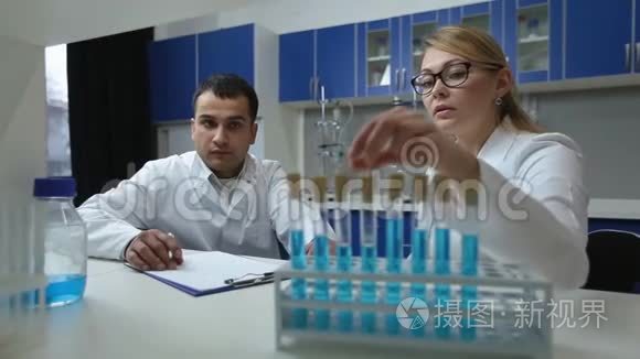 自信的科学家在实验室检查溶液