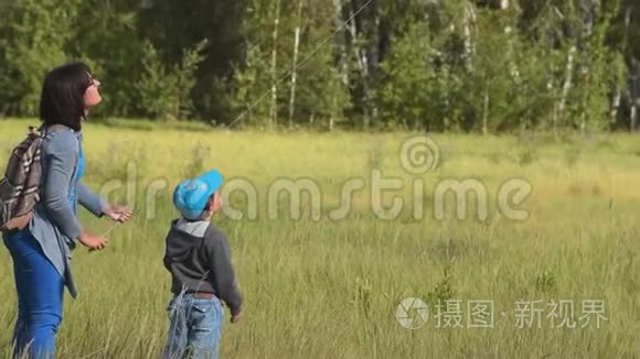 妈妈和孩子在树林里放风筝视频