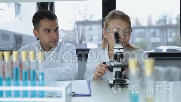 研究人员在生物化学实验室做了显微镜检查