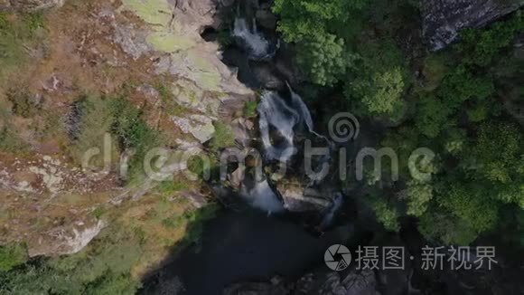 雄蜂鸟瞰山河美丽瀑布视频