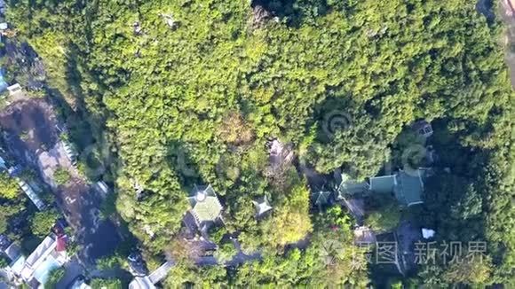 鸟瞰高山丛林中的老佛寺