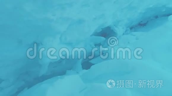 南极绿松石冰山蓝色冰洞裂缝视频