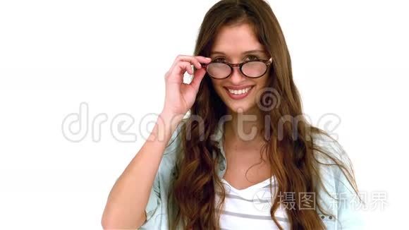微笑的女人摘下眼镜短视频