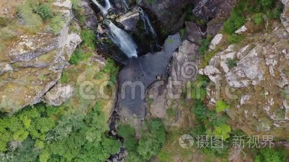 雄蜂鸟瞰山河美丽瀑布视频