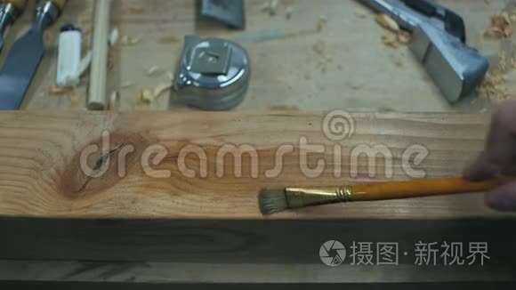 人清洁木板上的胶刷视频