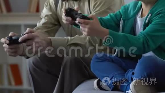 快乐的老人和孙子在家玩电子游戏，花时间在一起
