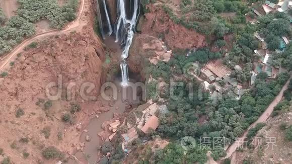 摩洛哥的瀑布和美丽的自然在Ouzoud瀑布由Drone从上面。