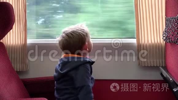 火车上疲倦的孩子望着窗户唱歌视频