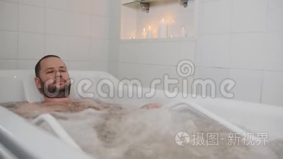 一个正在洗澡的男人正在进行娱乐水疗按摩短视频