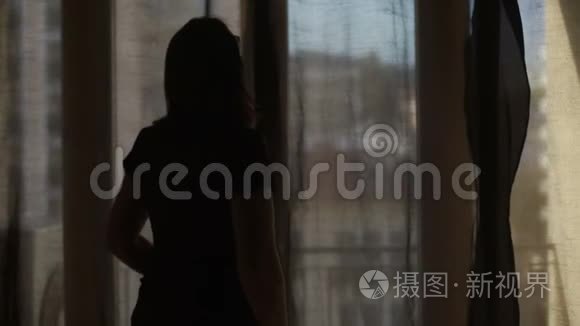 女人拉开窗帘，让温暖的夏日阳光照进房间