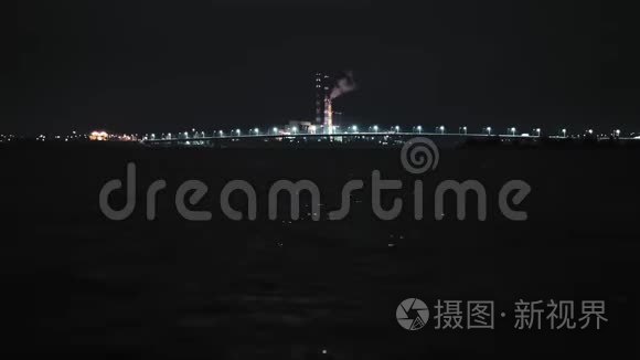 汽车在夜间越过大桥加速移动视频